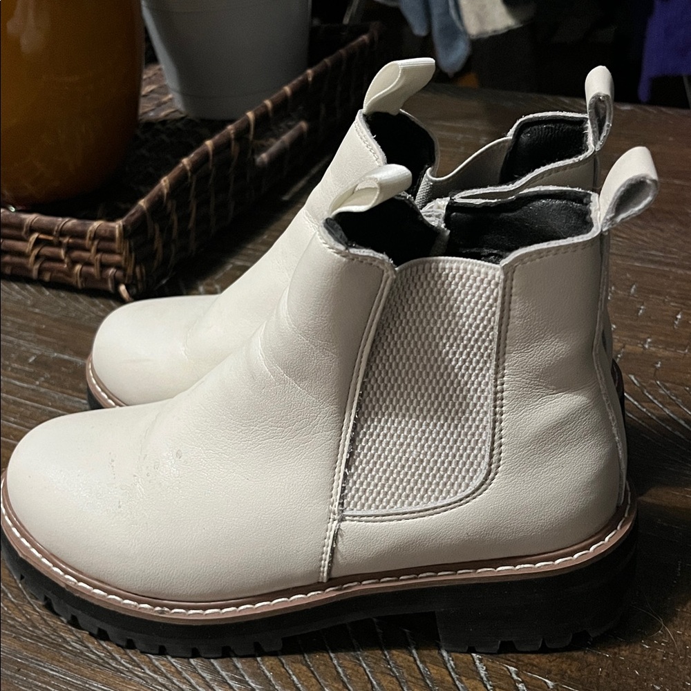 AquaDiva Cream Chunky Sole Ankle Boots 36 - Picture 2 of 5